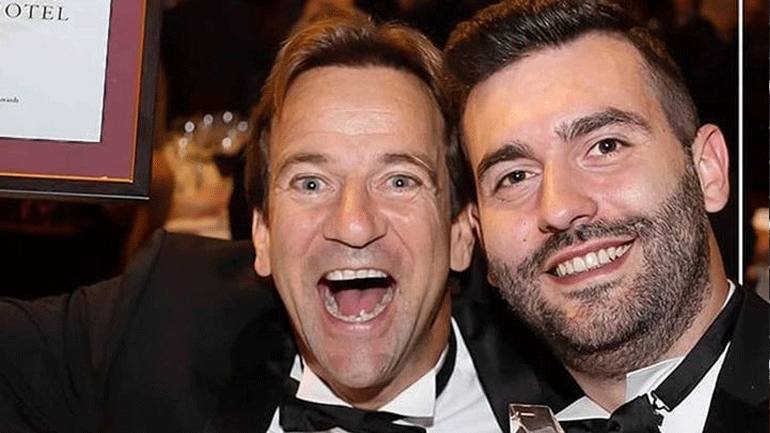 Η βράβευση του Μάκη Παντζόπουλου και η κοινή φωτογραφία με τον Θοδωρή Μισόκαλο