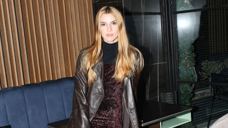 Η stylish εμφάνιση της Ίλντας Κρόνι στο κέντρο της Αθήνας