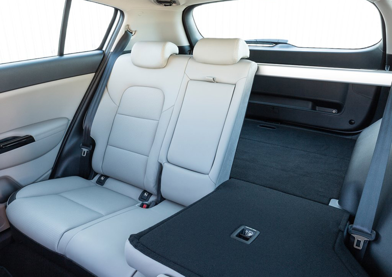 Μεγάλοι χώροι και  για τους πίσω επιβάτες με το κάθισμα να διαμορφώνεται ανάλογα με τις ανάγκες