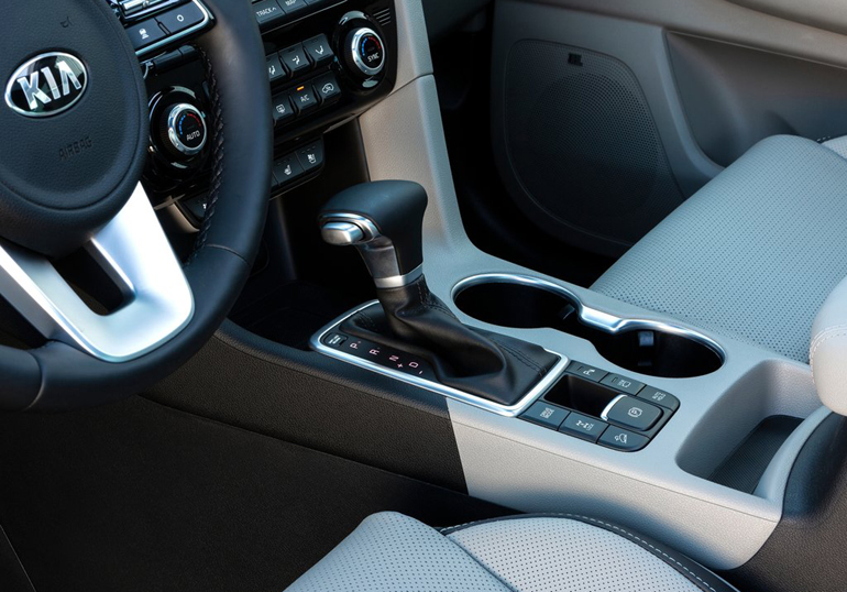 Το Sportage είναι διαθέσιμο και με αυτόματο κιβώτιο ενώ αυτό που το χαρακτηρίζει είναι οι χώροι για τα μικροαντικείμενα