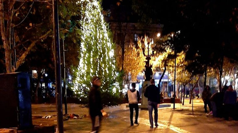 Στήνεται εκ νέου το χριστουγεννιάτικο δέντρο στα Εξάρχεια