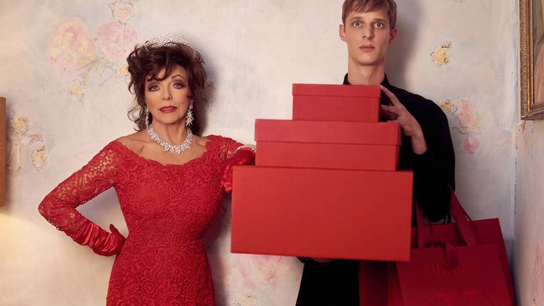 H Joan Collins κλέβει τις εντυπώσεις στην εορταστική καμπάνια του Valentino