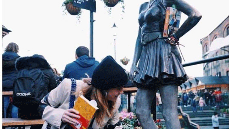 Η Έμμα Γουάτσον κρύβει «Μικρές Κυρίες» σε αγάλματα γυναικών