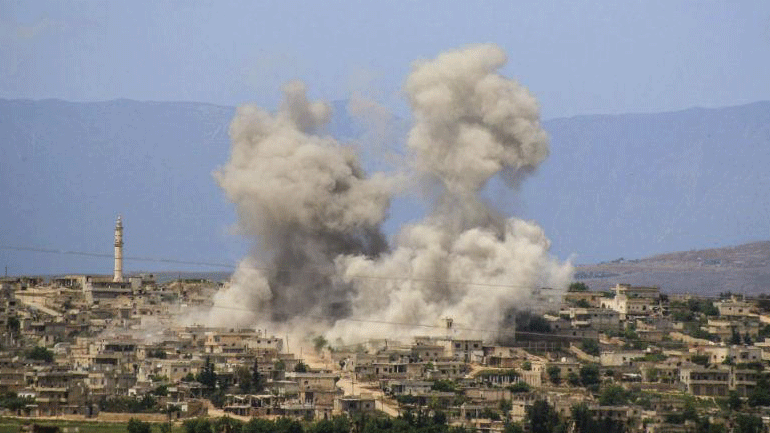 Χιλιάδες άνθρωποι τρέπονται σε φυγή για να γλιτώσουν από τους βομβαρδισμούς στη Συρία