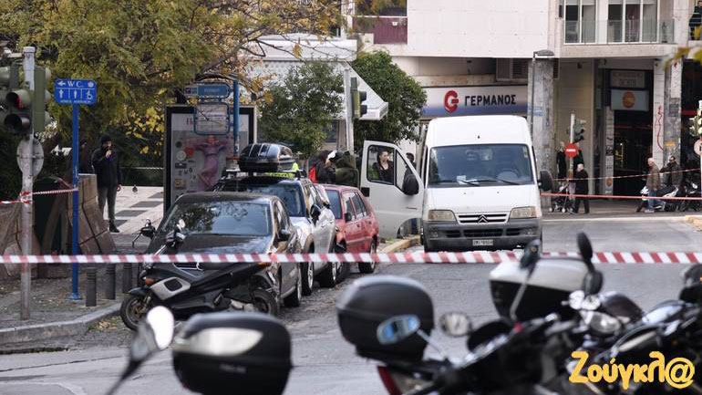Ντοκουμέντο: Ελεγχόμενη έκρηξη ύποπτης βαλίτσας στο Κολωνάκι