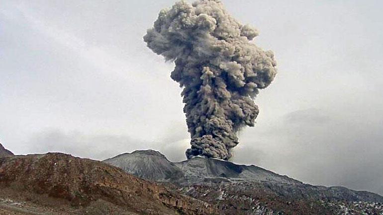 Μοναδικό βίντεο μέσα από τον κρατήρα του ηφαιστείου Σαμπανκάγια που εξερράγη