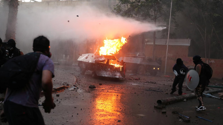 Χιλή: Σφοδρές συγκρούσεις διαδηλωτών και αστυνομίας στο Σαντιάγο