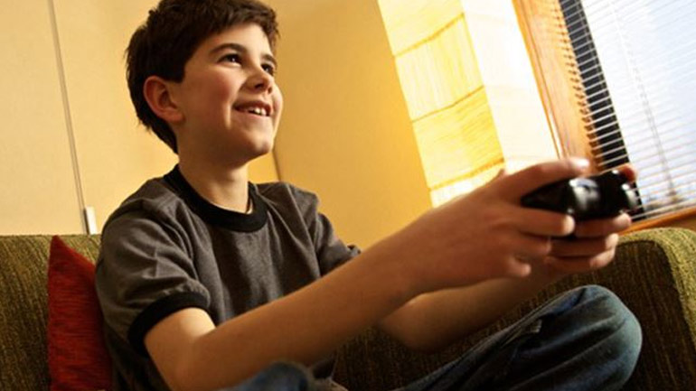 Τα αγόρια τρώνε πολύ όταν παίζουν βιντεοπαιχνίδια