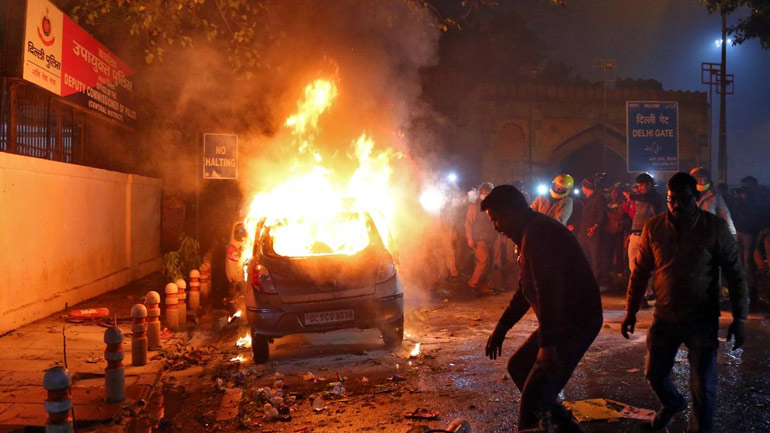 Ινδία: Έξι νεκροί σε νέες συγκρούσεις μεταξύ διαδηλωτών και αστυνομικών