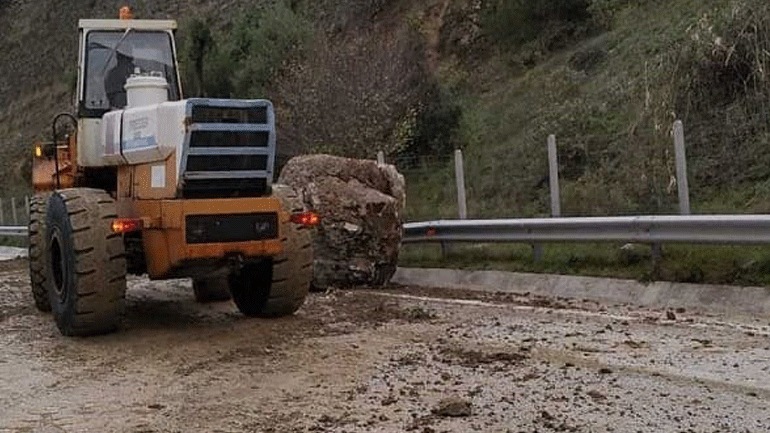 Ηγουμενίτσα: Μεγάλος βράχος έπεσε στην Εγνατία οδό