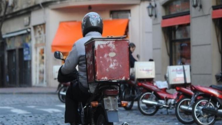 Παράγγελναν φαγητό για να ληστέψουν τους διανομείς