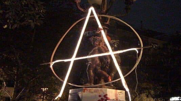 «Αλφάδι»… αντί για δένδρο στα Εξάρχεια