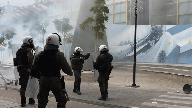 Επιχείρηση ανακατάληψης της έπαυλης Κουβέλου στο Μαρούσι – Επεισόδια στον σταθμό του ΗΣΑΠ