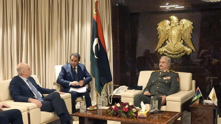 Όσα είπε ο στρατάρχης Χαφτάρ στον Δένδια για τα μνημόνια με την Τουρκία