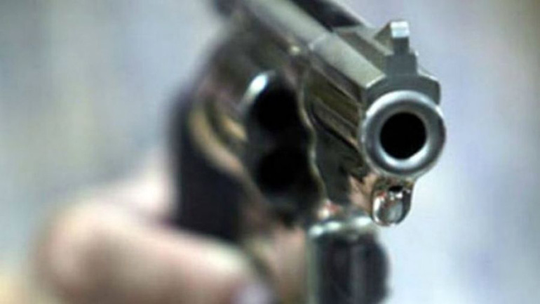 Φθιώτιδα: Έπεσαν πιστολιές για τα μάτια μιας κοπέλας