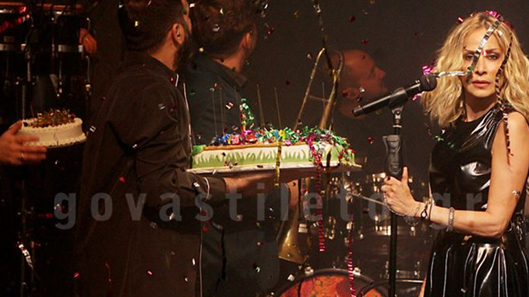 Άννα Βίσση: Η τούρτα-έκπληξη on stage και το φιλί στον Νίκο Καρβέλα