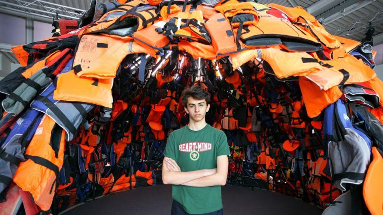 Εμπρηστές στη Γαλλία έκαψαν το έργο του καλλιτέχνη Αχιλλέα Σούρα για την προσφυγική κρίση