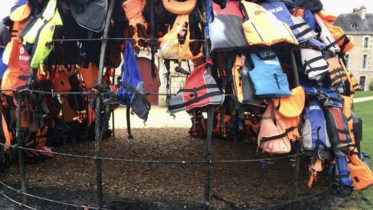 Γαλλία: Εμπρηστές κατέστρεψαν το έργο Έλληνα καλλιτέχνη για την προσφυγική κρίση