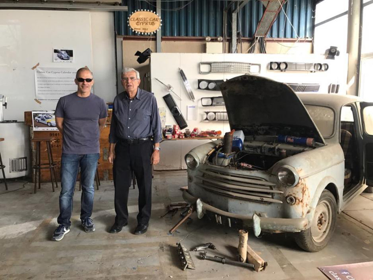 Αριστερά ο Στέλιος Κυθρεώτης και δεξιά του ο πρώτος ιδιοκτήτης του συγκεκριμένου Fiat