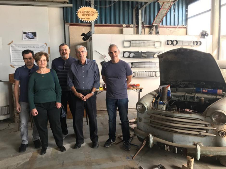 Η οικογένεια του πρώτου ιδιοκτήτη του Fiat 1100 (δεξιά ο νέος ιδιοκτήτης)