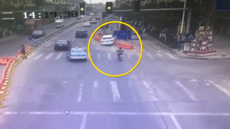 Πήγε ευθεία στην τρύπα! Πήγε ευθεία στην τρύπα!