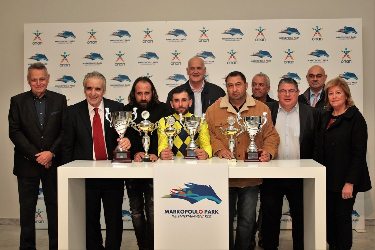 Ο αντιπρόεδρος του Δ/Σ της ΦΕΕ Γιώργος Παρθένης, οι ιδιοκτήτες του ΦΛΟΟΥΪΝΓΚ ΜΑΤΖΙΚ κ.κ. Πανίκος και Μάριος Χογλαστός, ο αναβάτης Νίκος Μιχαηλίδης, ο Διευθυντής Τεχνικών Υπηρεσιών της ΙΠΠΟΔΡΟΜΙΕΣ Α.Ε. Γιώργος Αγγελόπουλος, ο προπονητής Άδωνις Κρητικός, ο Αναπληρωτής Γενικός Διευθυντής της ΦΕΕ Νίκος Αρβανίτης, ο εκτελεστικός Διευθυντής της ΙΠΠΟΔΡΟΜΙΕΣ Α.Ε Κώστας Αλεξόπουλος, ο Racing Manager της ΙΠΠΟΔΡΟΜΙΕΣ Α.Ε. Κώστας Λουκόπουλος και η Πρόεδρος του Δ/Σ της ΦΕΕ Ασπασία Ράλλη