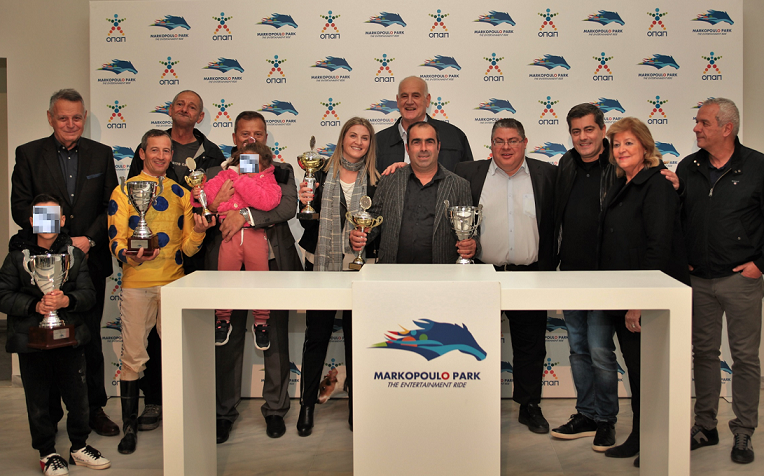 Ο αντιπρόεδρος του Δ/Σ της ΦΕΕ Γιώργος Παρθένης , ο αναβάτης Παναγιώτης Δημητσάνης , ο κ . Πολ Θεοδωράκης, ο ιδιοκτήτης του ΧΑΣΤΟΤΡΙΚΕ Χρήστος Θεοδωράκης, η κα. Κατερίνα Χατζοπούλου, ο προπονητής Χρήστος Κουβαράς, ο Διευθυντής Τεχνικών Υπηρεσιών της ΙΠΠΟΔΡΟΜΙΕΣ Α.Ε. Γιώργος Αγγελόπουλος, ο εκτελεστικός Διευθυντής της ΙΠΠΟΔΡΟΜΙΕΣ Α.Ε Κώστας Αλεξόπουλος, ο Αναπληρωτής Διευθύνων Σύμβουλος του ΟΠΑΠ Οδυσσέας Χριστοφόρου, η Πρόεδρος του Δ/Σ της ΦΕΕ Ασπασία Ράλλη και ο Αναπληρωτής Γενικός Διευθυντής της ΦΕΕ Νίκος Αρβανίτης