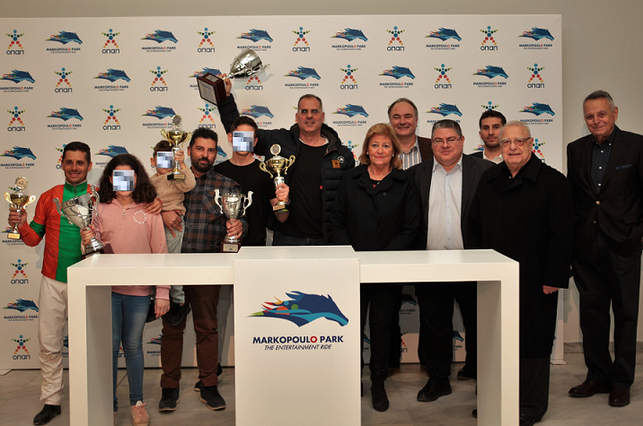 Ο αναβάτης Κώστας Μαστοράκης, ο προπονητής Χρήστος Σταύρου, οι ιδιοκτήτες του ΝΕΪΣΑΝ κ.κ. Άγγελος Σταύρου και Μάριος Κουτσομύτης, η Πρόεδρος του Δ/Σ της ΦΕΕ Ασπασία Ράλλη, ο Διευθυντής Οικονομικών της ΙΠΠΟΔΡΟΜΙΕΣ Α.Ε. Γιώργος Σκούρας, ο εκτελεστικός Διευθυντής της ΙΠΠΟΔΡΟΜΙΕΣ Α.Ε Κώστας Αλεξόπουλος, ο Project Manager της ΙΠΠΟΔΡΟΜΙΕΣ Α.Ε Βύρωνας Κακλόπουλος, το μέλος της ΦΕΕ Συμεών Σπασσώφ και ο αντιπρόεδρος του Δ/Σ της ΦΕΕ Γιώργος Παρθένης