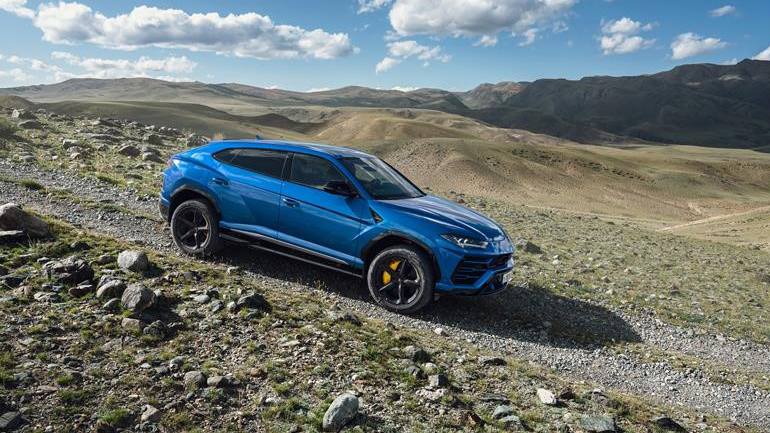 To SUV της Lamborghini οργώνει τα βουνά