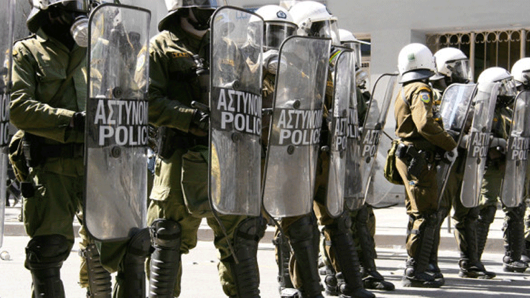 ΕΛ.ΑΣ.: Υποχρέωση όλων των αστυνομικών να φέρουν διακριτικά στη στολή τους