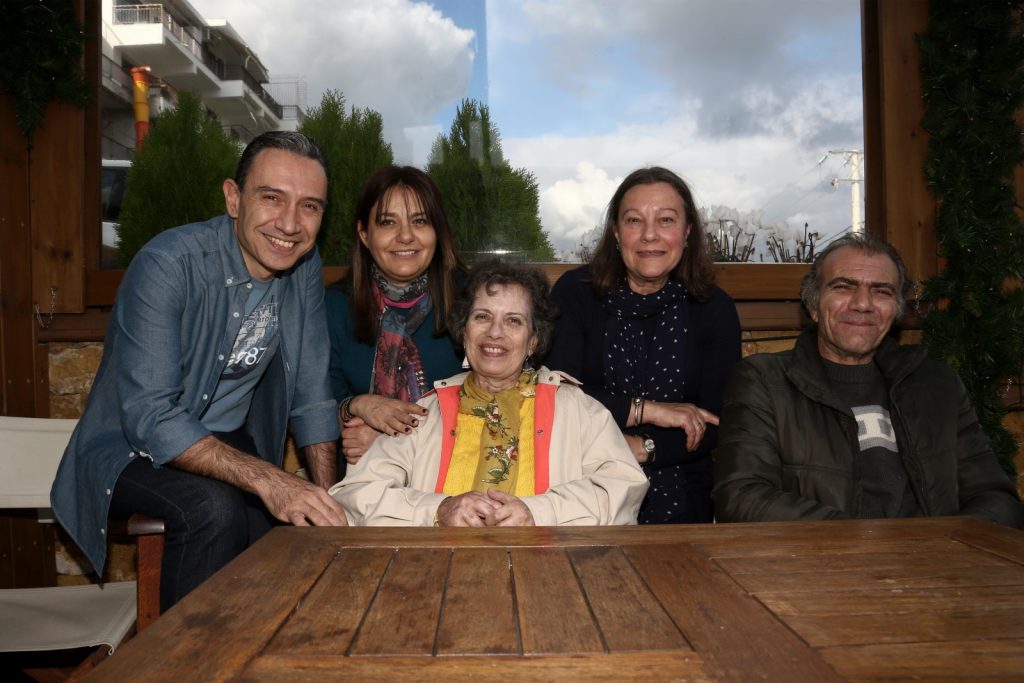 Από αριστερά προς τα δεξιά: Την Πηνελόπη πλαισιώνουν ο Αλέξης Ανδρονόπουλος, η Μαρίνα Καρύδα, η κουνιάδα της, Ελένη και ο αδερφός της, Γιώργος.