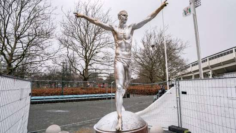 Βανδάλισαν εκ νέου το άγαλμα του Ιμπραΐμοβιτς