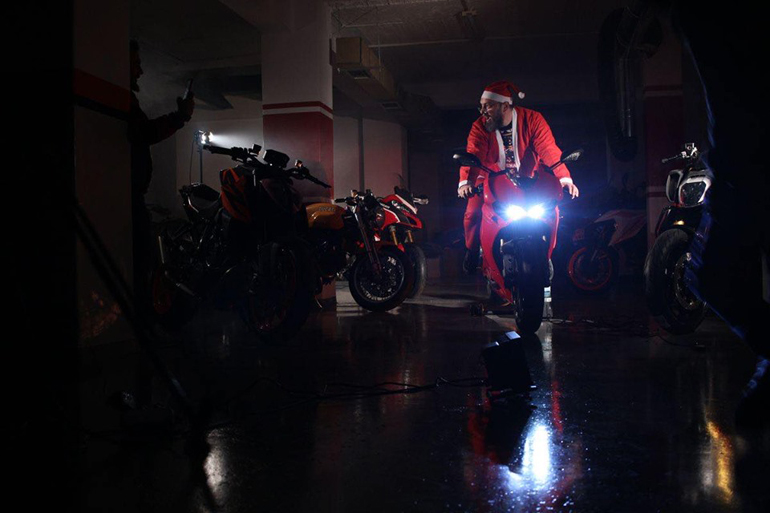 Χο, χο, χο... Πολύ μοτοσυκλέτα χρησιμοποιεί ο Άγιος Βασίλης..