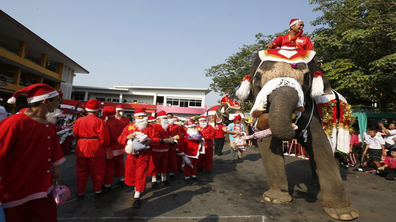Ταϊλάνδη: Ελέφαντες ντυμένοι ως Άγιοι Βασίληδες προσφέρουν δώρα σε μαθητές