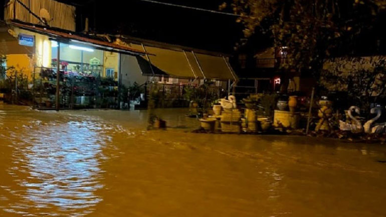 Πλημμύρισαν δρόμοι και επιχειρήσεις στην Άρτα