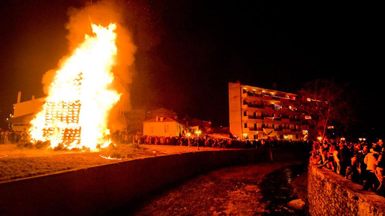 Έθιμο Χριστουγέννων: Οι φωτιές στη Φλώρινα