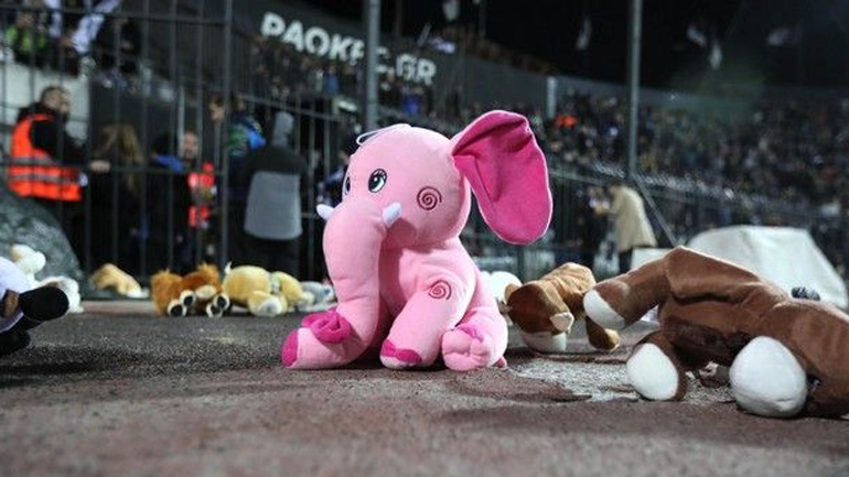 Γέμισε λούτρινα αρκουδάκια η Τούμπα