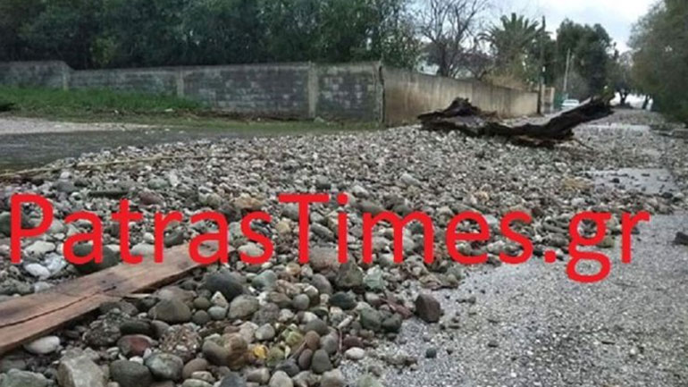 «Εξαφανίστηκε» η παραλία της Πάτρας από την κακοκαιρία