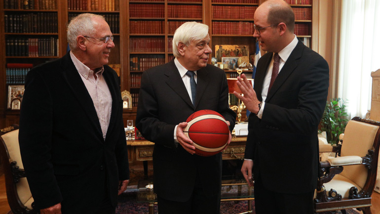 Ο Πρόεδρος της Δημοκρατίας Προκόπιος Παυλόπουλος υποδέχτηκε τον γενικό γραμματέα της FIBA Ανδρέα Ζαγκλή
