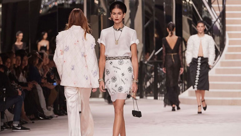 H tiny bag της Chanel είναι το επόμενο «It» αξεσουάρ