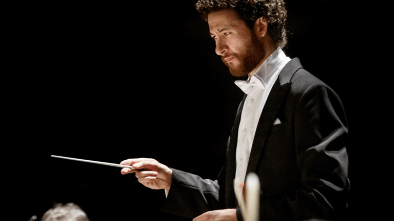 «Η Λίμνη των κύκνων»: Ο βραβευμένος μαέστρος Δημήτρης Μποτίνης «παραδομένος» στη μουσική του Τσαϊκόφσκι