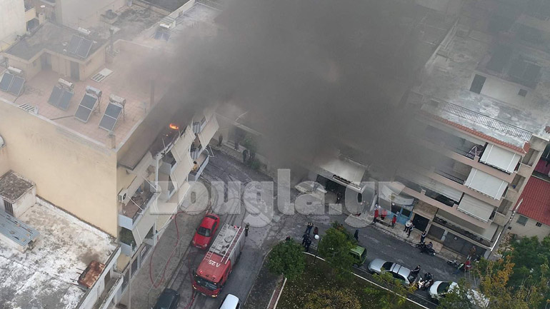 Εναέριες εικόνες: Φωτιά σε διαμέρισμα στο Κερατσίνι – Τέθηκε υπό έλεγχο