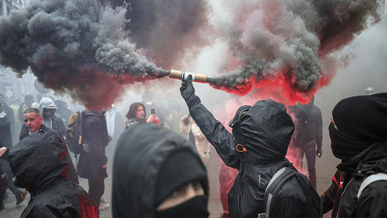 Συγκρούσεις διαδηλωτών-αστυνομίας στο Παρίσι – Οι απεργίες διαταράσσουν το ρεβεγιόν των Χριστουγέννων