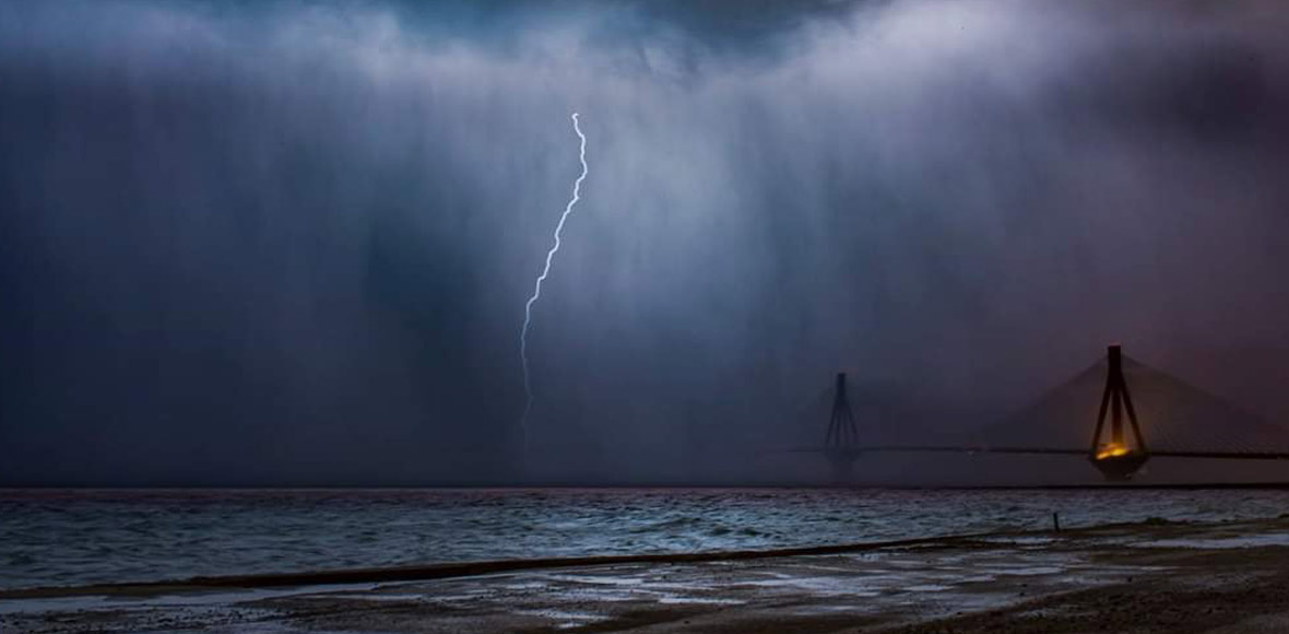 Κεραυνός χτυπά τη Γέφυρα Ρίου-Αντιρρίου