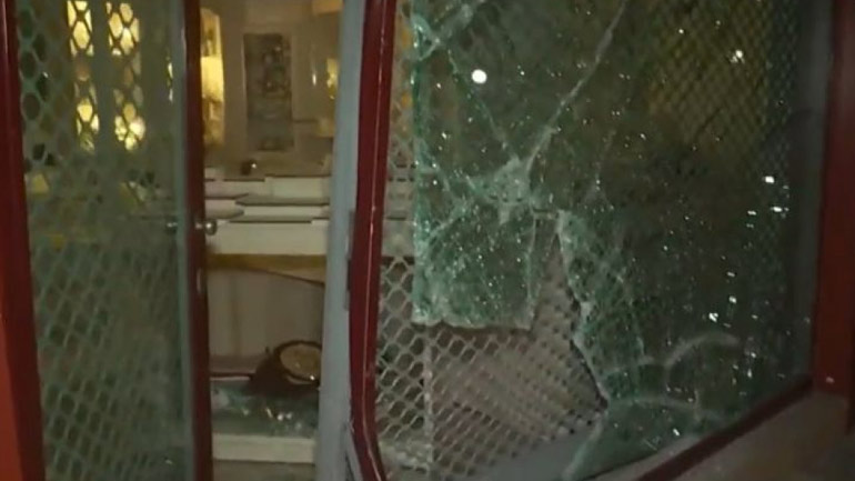 Εισβολή με αυτοκίνητο σε κοσμηματοπωλείο στη Δάφνη