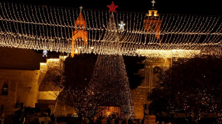 Χιλιάδες Χριστιανοί γιορτάζουν τα Χριστούγεννα στη Βηθλεέμ