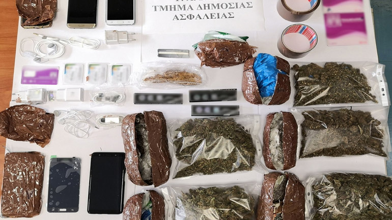 Φυλακές Αυλώνα: Συνελήφθη σωφρονιστικός υπάλληλος με ναρκωτικά και κινητά τηλέφωνα