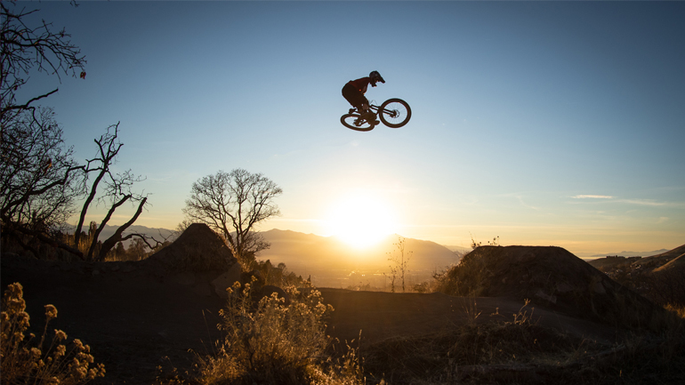 Ένας 12χρονος μαγεύει με το ποδήλατό του