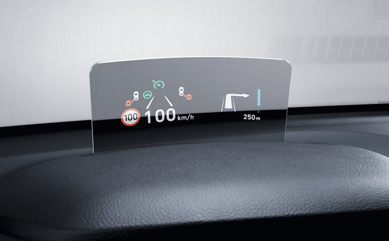 Το «Head-Up Display» ενημερώνει τον οδηγό με σημαντικές πληροφορίες...