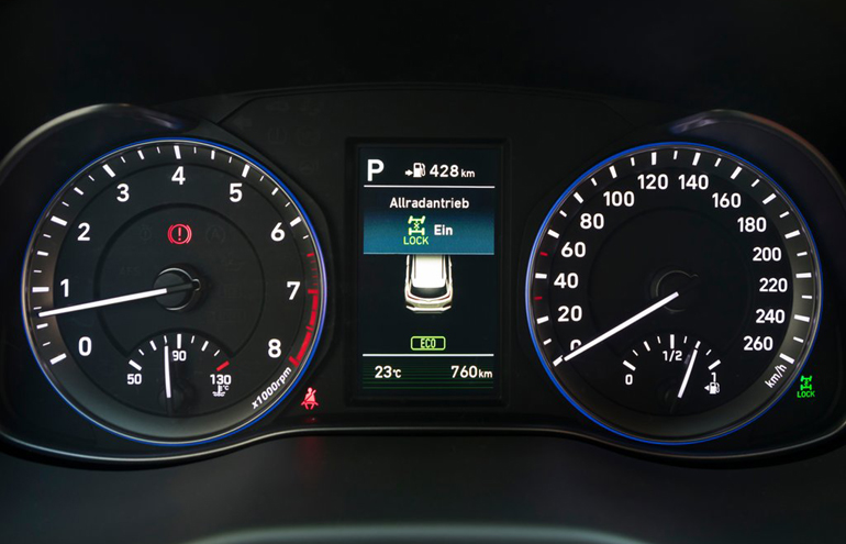 Η μικρή ψηφιακή οθόνη 4,2 ιντσών στον πίνακα οργάνων